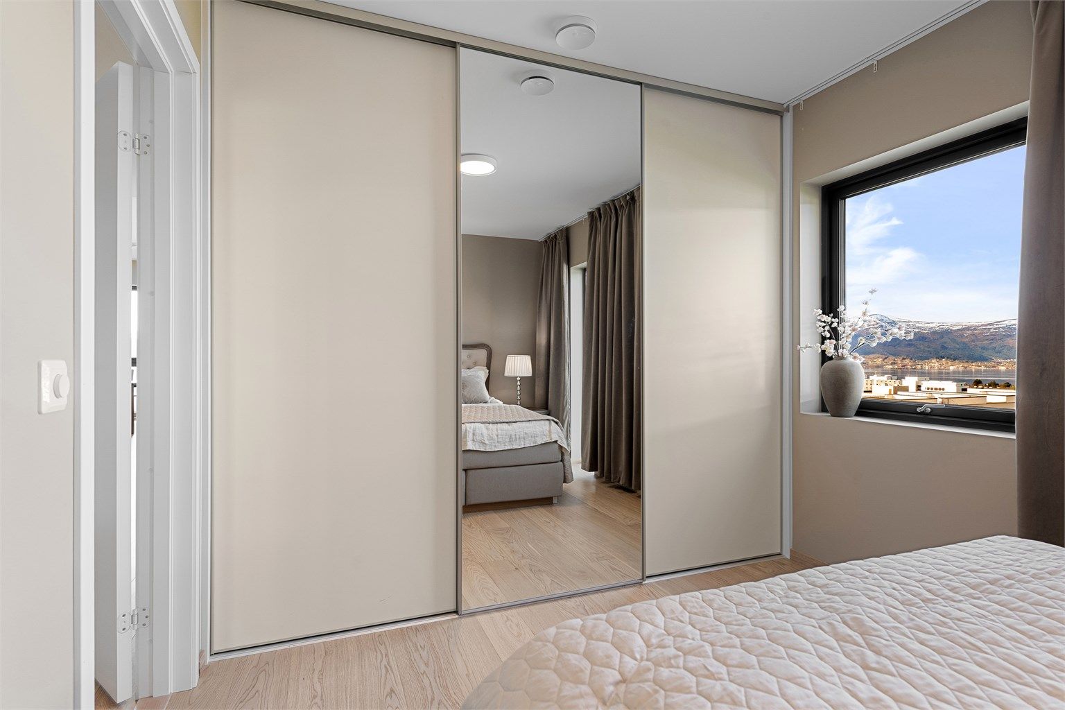 Som resten av leiligheten har soverommene mekanisk balansert ventilasjon for et sunt inneklima