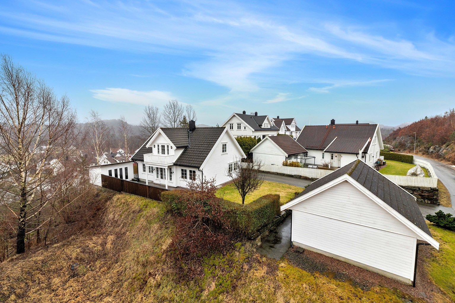 Velkommen til Berhusveien 112. Flott beliggende enebolig med stor garasje på Hånes. Usjenert og solrikt! 
