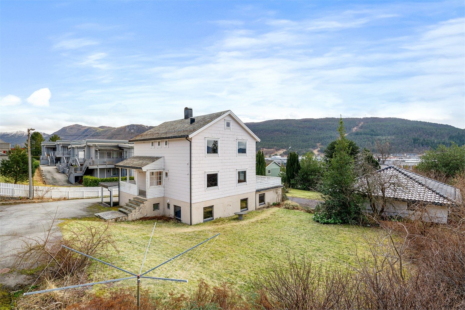 Tomannsboligen har fasade med eternittplater og tak tekket med skiferstein