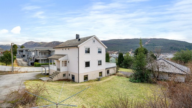 Tomannsboligen har fasade med eternittplater og tak tekket med skiferstein