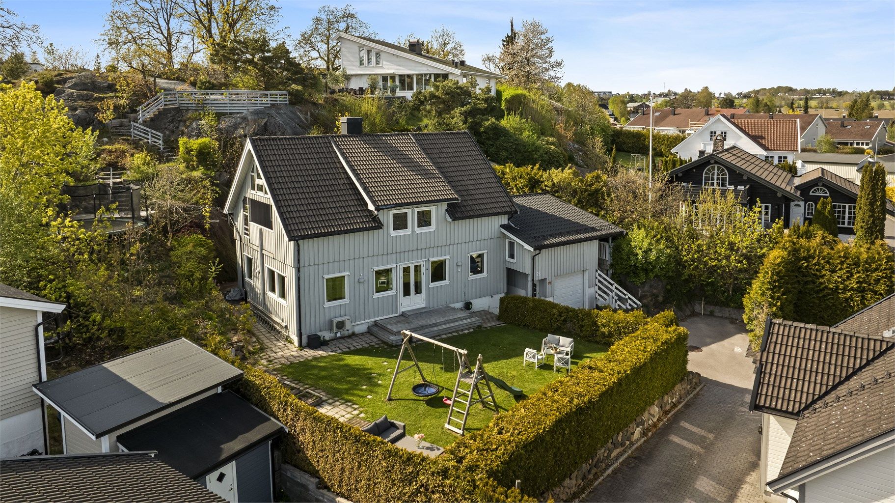 Velkommen til Solbakkeveien 25 - en innholdsrik enebolig for storfamilien, med flere nye vinduer fra 2021-2022 og en skjermet, barnevennlig hage. 