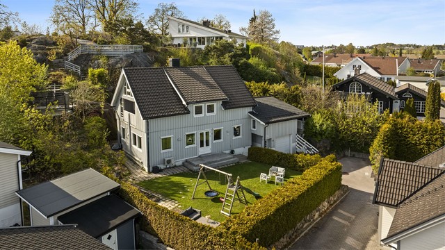 Velkommen til Solbakkeveien 25 - en innholdsrik enebolig for storfamilien, med flere nye vinduer fra 2021-2022 og en skjermet, barnevennlig hage.