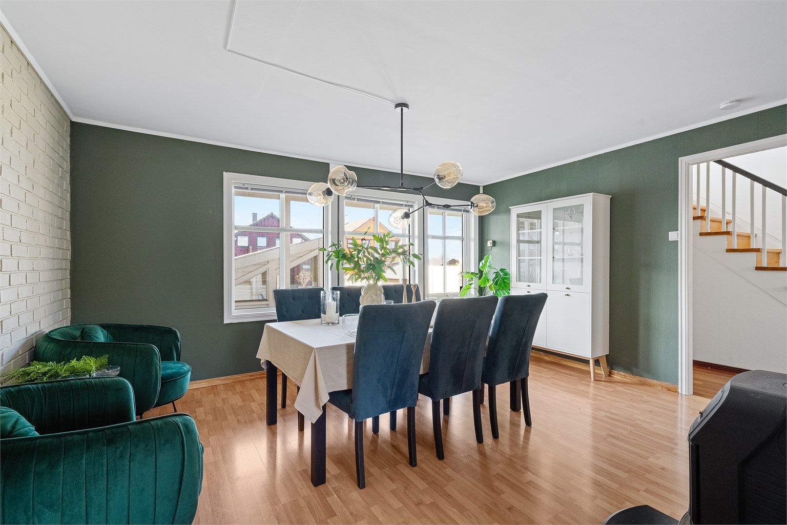 Det var opprinnelig soverom i denne etasjen i tillegg til kjøkken og stue.  Noen boliger har endret på planløsningen og laget til soverom nede, mens de har flyttet kjøkken og stue opp. 