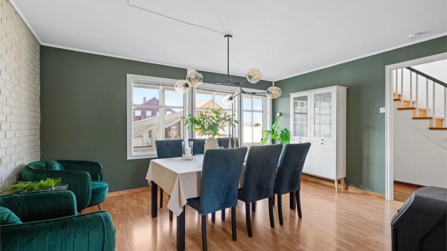 Det var opprinnelig soverom i denne etasjen i tillegg til kjøkken og stue. Noen boliger har endret på planløsningen og laget til soverom nede, mens de har flyttet kjøkken og stue opp.