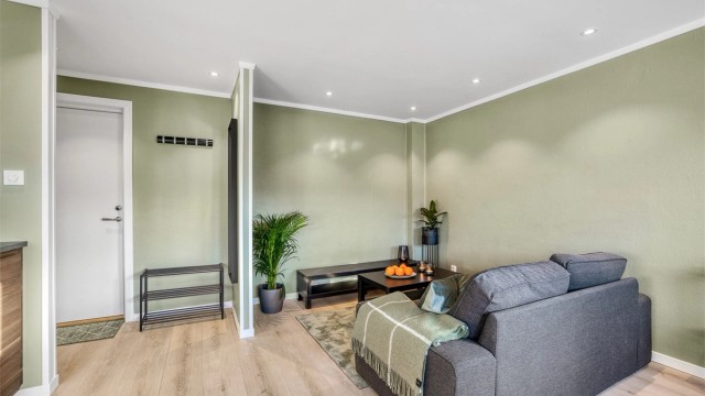 Vi anfører at bilder i annonsen/salgsoppgaven er fra tidligere salg av boligen (fra år 2022).