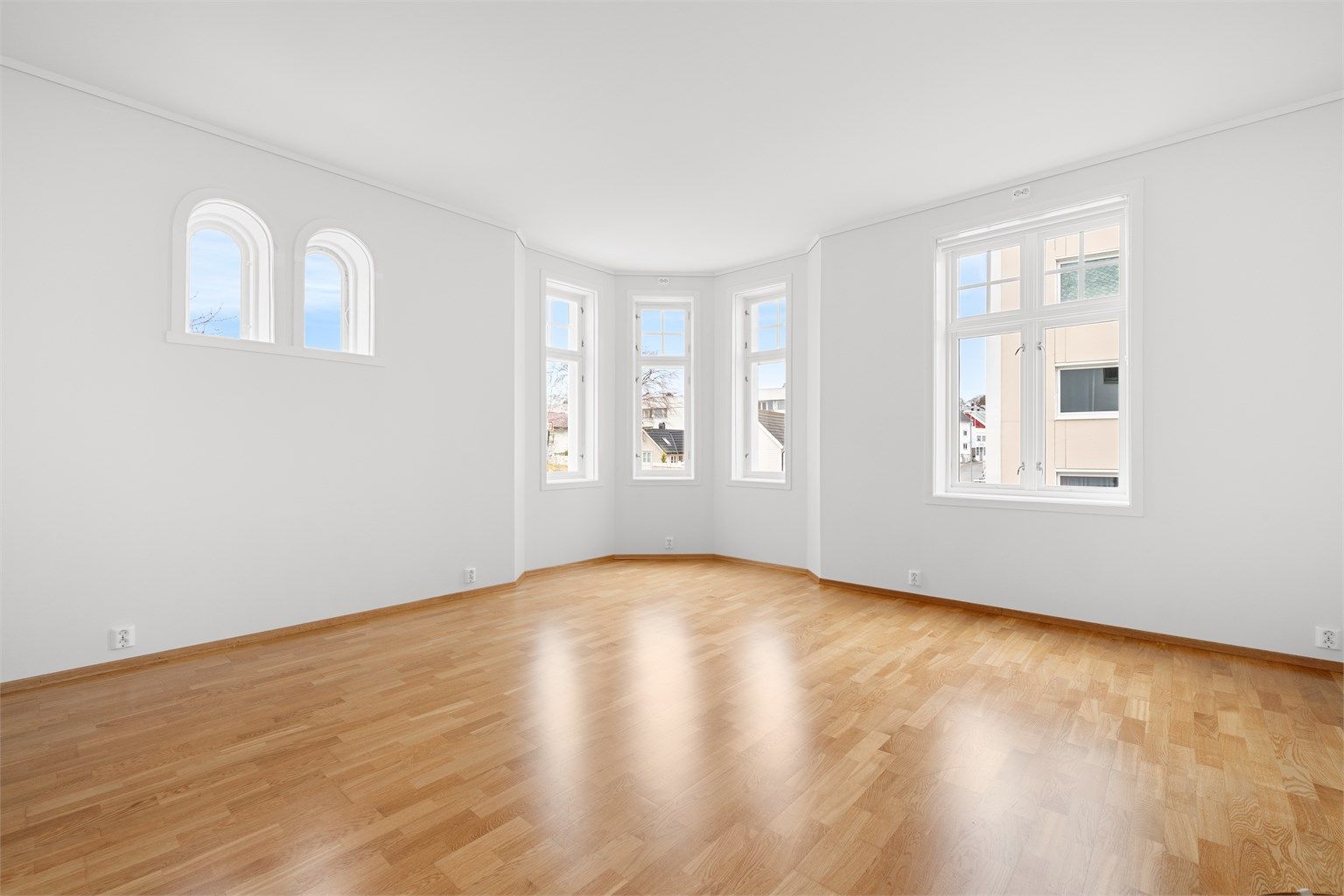 Stue nr. 1 med store vindusflater og flott tårnkarnapp