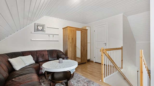 Fra rom benyttet som loftstue er det tilgang til to soverom og en innvendig bod. (Ikke godkjent til varig opphold.)