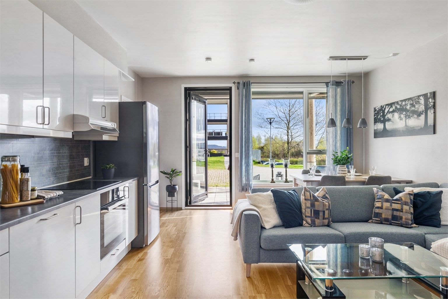 Leiligheten har en arealeffektiv planløsning med god takhøyde og store vindusflater som slipper inn rikelig med naturlig lys. 