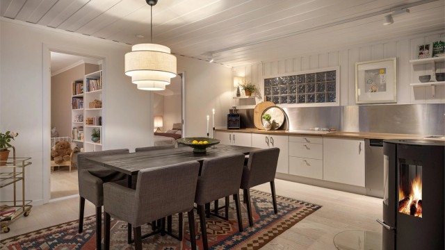 Det er god plass til spisestue på kjøkkenet - Peisovn er godt å ha på kalde vinterdager