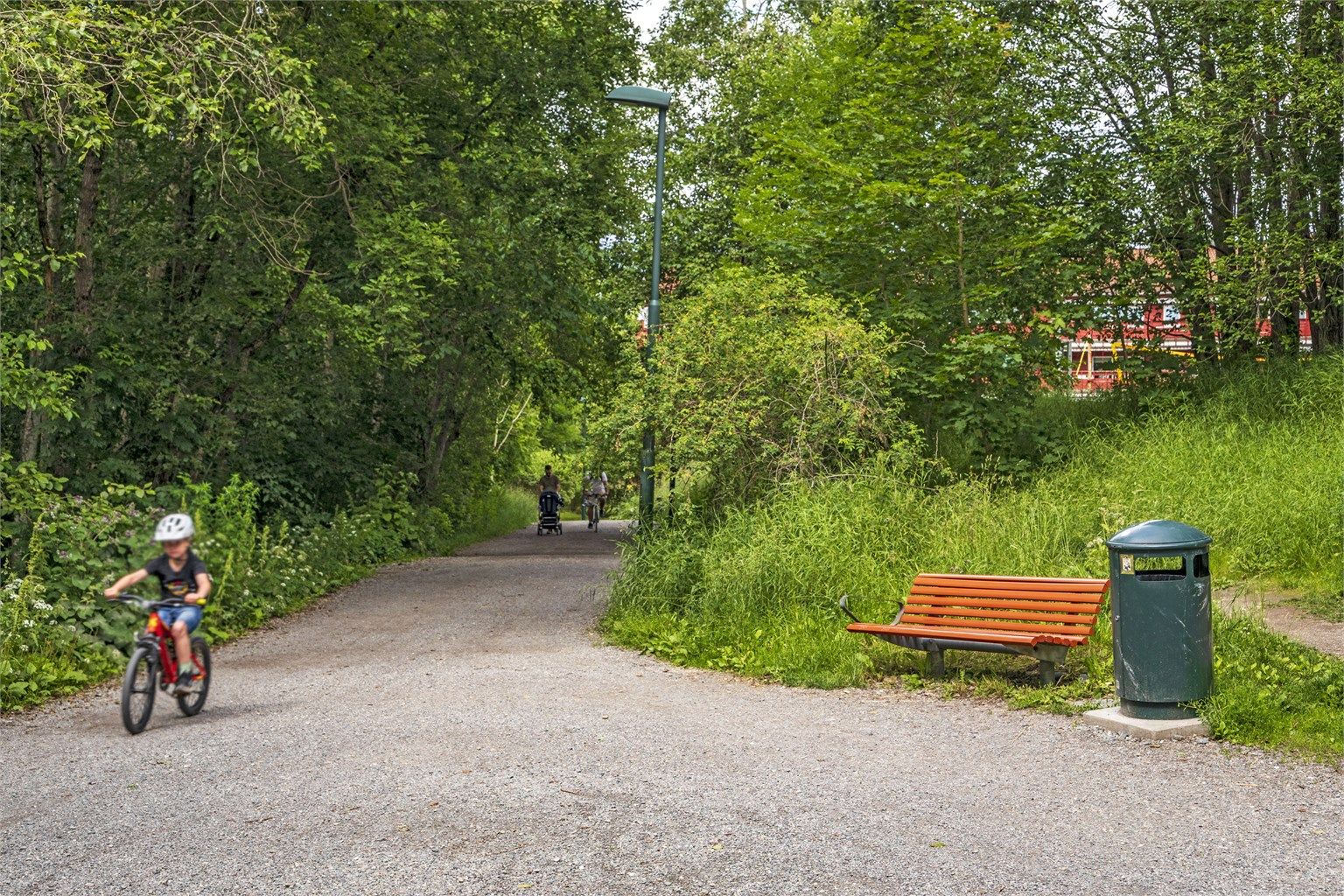 Et steinkast unna leiligheten finner du koselig tursti langs Akerselva som tar deg helt ned til sentrum