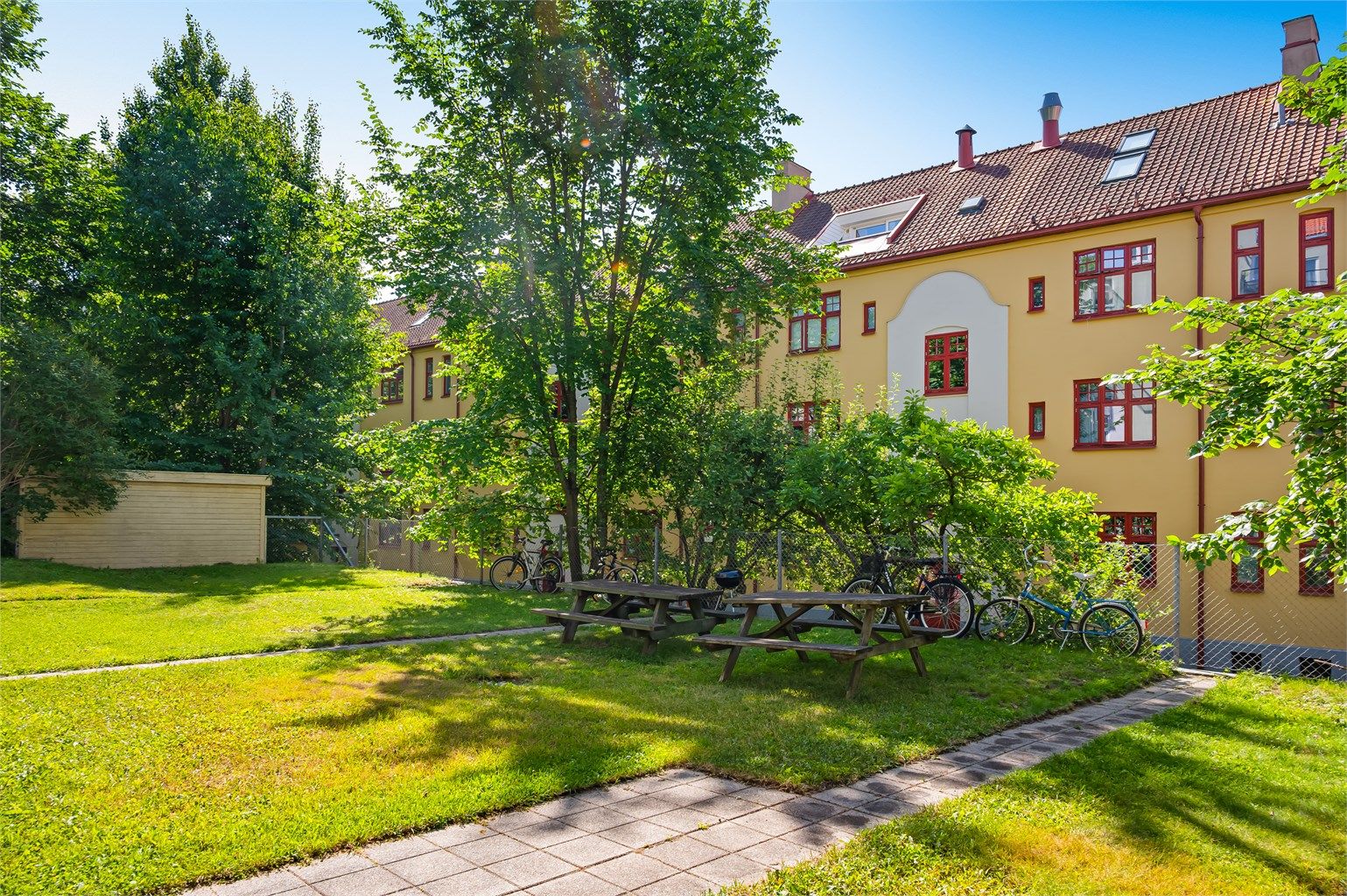 Velholdte fellesarealer med trivelig utsyn mot den klassiske Torshovbebyggelsen som omringer leiligheten. 
