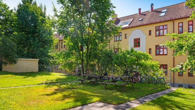 Velholdte fellesarealer med trivelig utsyn mot den klassiske Torshovbebyggelsen som omringer leiligheten.