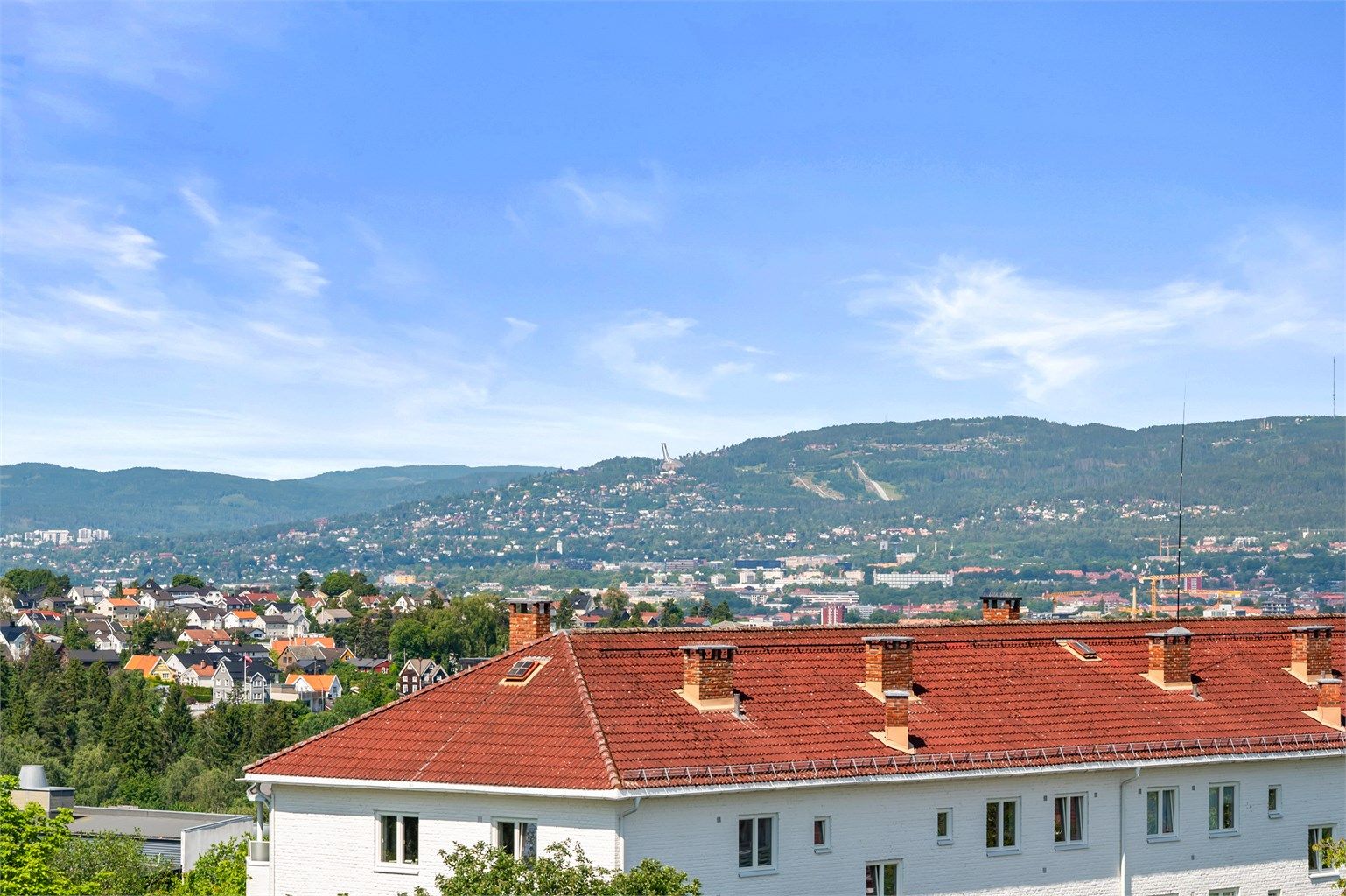 Boligen ligger høyt og fint til på Oppsal, men idyllisk utsikt fra stuen og soverommet. 