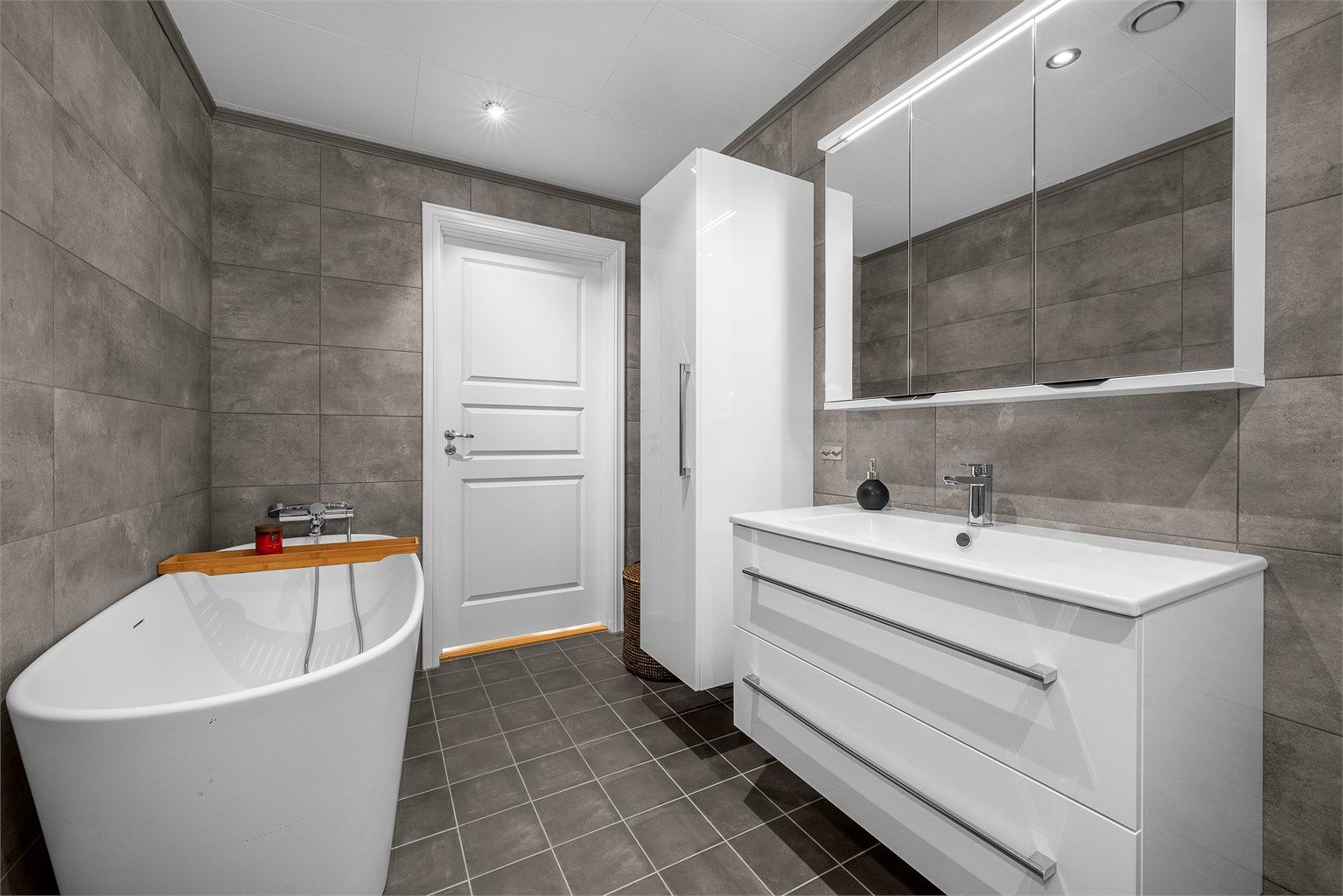 Lekkert bad i 2. etasje, utstyrt med både badekar og dusj.