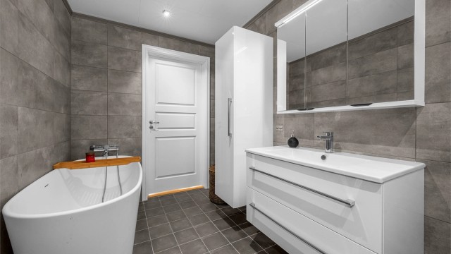 Lekkert bad i 2. etasje, utstyrt med både badekar og dusj.