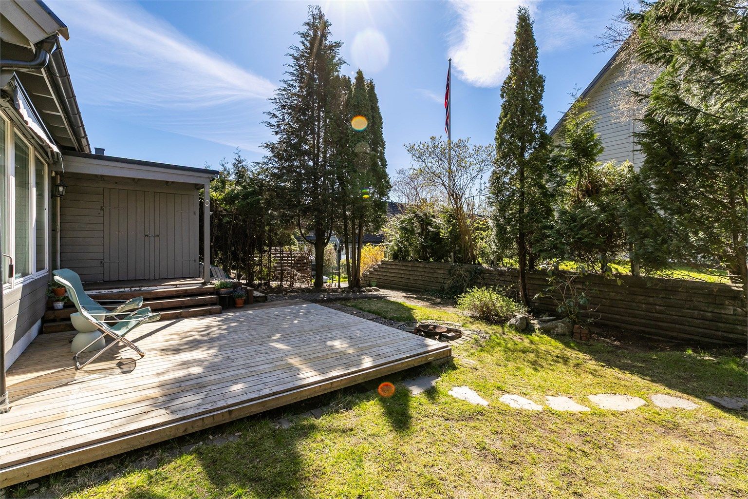 På boligens solfylte sørside er ny platting anlagt. Her er det sommerstid sol store deler av dagen. Fotograf; Børge Oppegård.