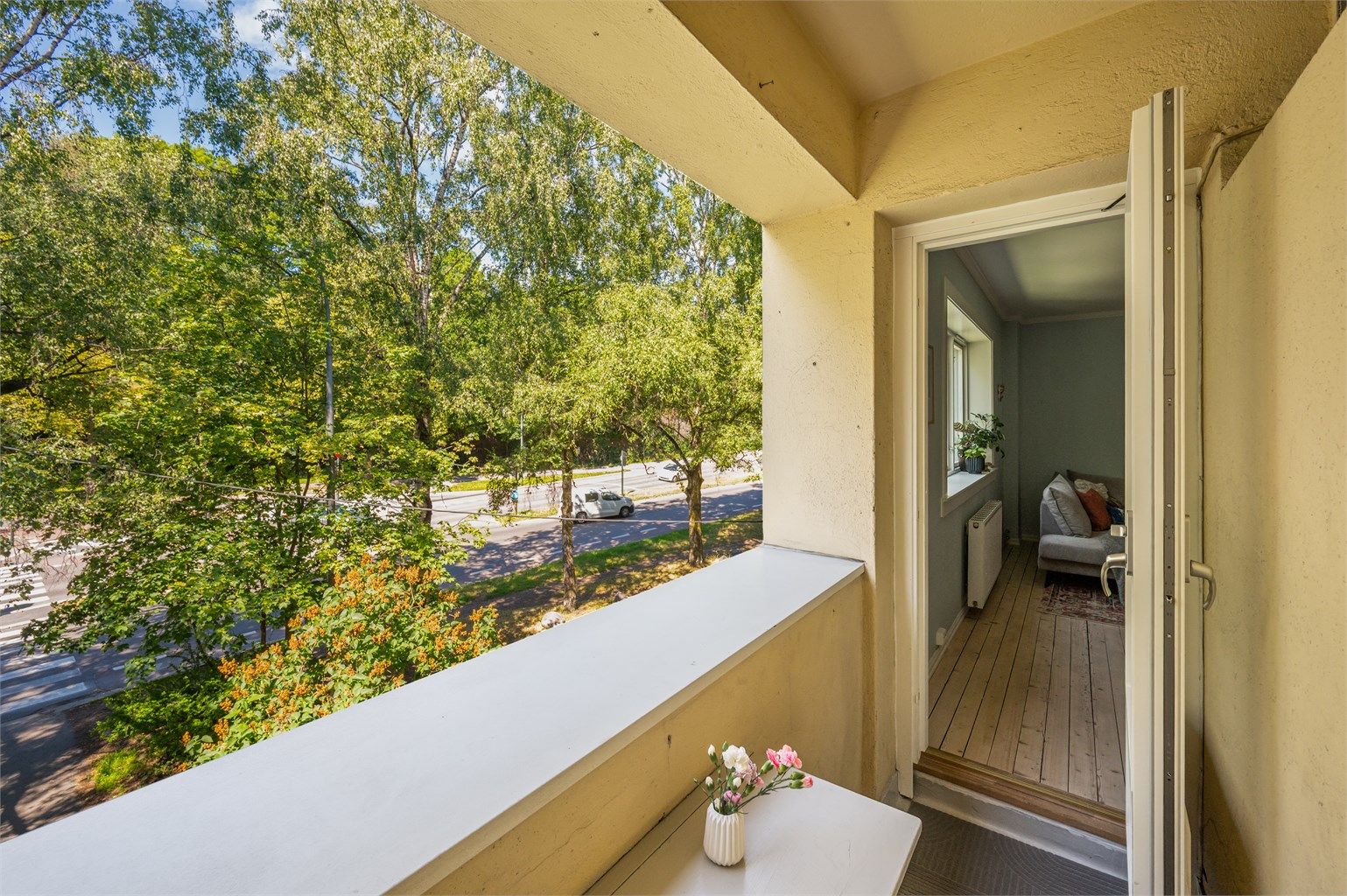 Sørvestvendt balkong med adgang gjennom stuen. Herlige solforhold på balkongen fra ca kl 16 og utover. 