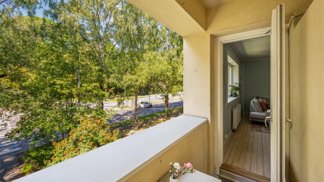 Sørvestvendt balkong med adgang gjennom stuen. Herlige solforhold på balkongen fra ca kl 16 og utover.