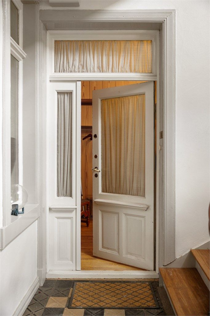 Dette er en selveierleilighet på 104 kvm beliggende i byggets tredje etasje, med adkomst via felles trappeoppgang.