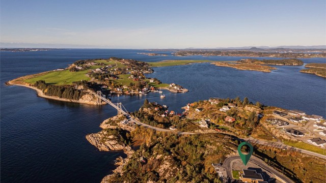 Nydelig boligtomt som leveres med vei, vann og kloakk. Ferdig planert. Tomten er 755 kvm. Stikkord: Nydelig sjøutsikt og sol til den går ned i havgapet.