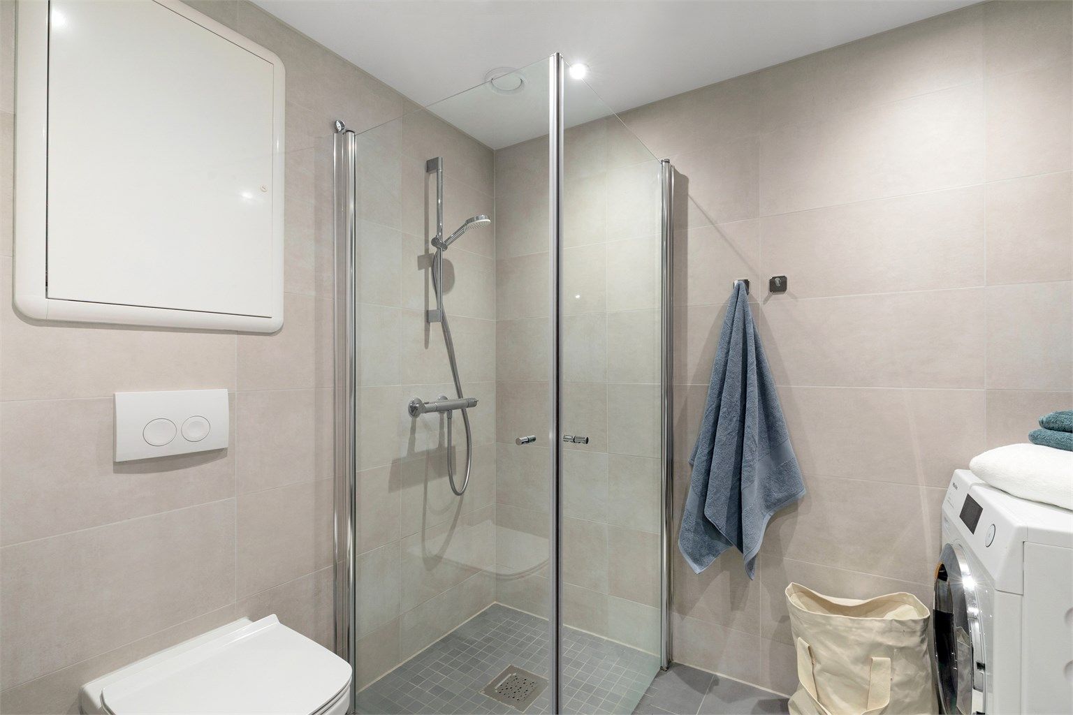 Dusjnisje med praktiske svingbare glassdører