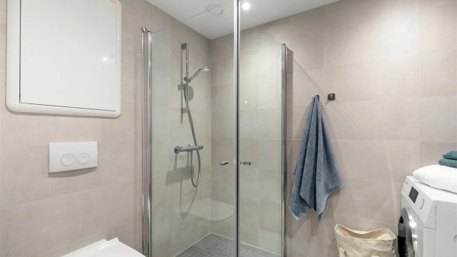 Dusjnisje med praktiske svingbare glassdører