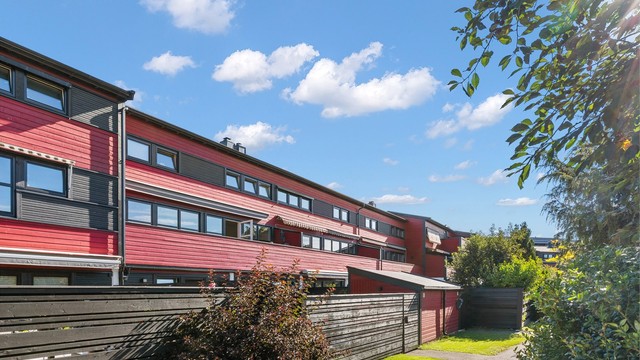Her bor du i et tilnærmet bilfritt bomiljø, hvor biltrafikken i det indre boligområdet er begrenset til av- og pålasting. Dette gir trygge omgivelser hvor barna kan leke fritt uten bekymring for gjennomkjørende trafikk.