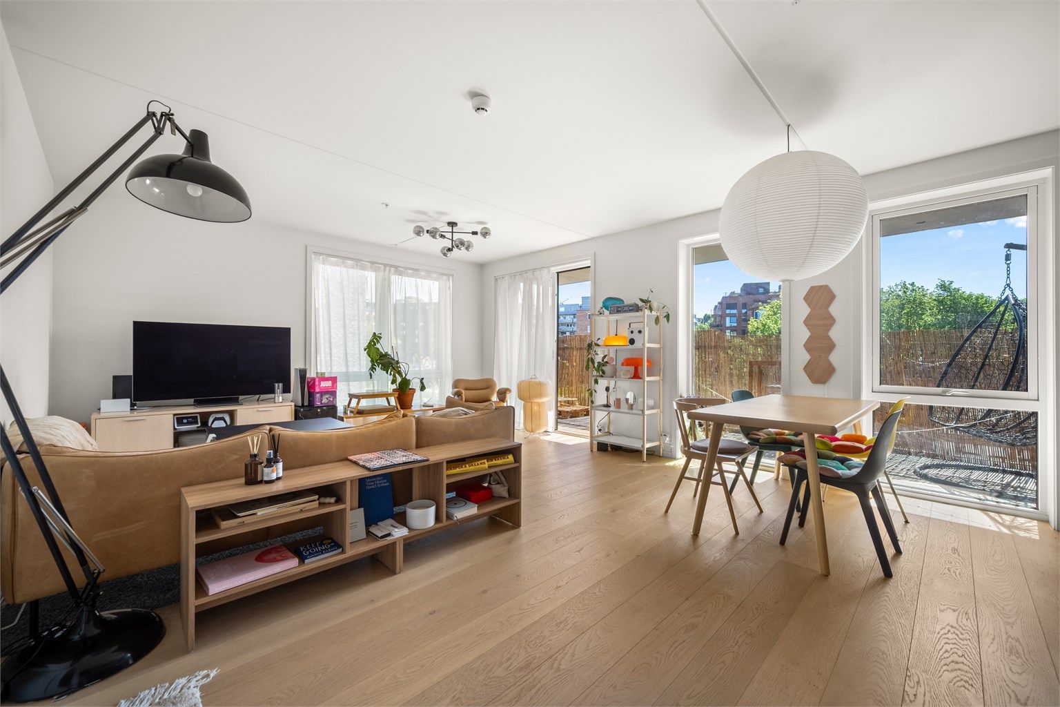 Stuen har god plass til både sofagruppe og spisebord.