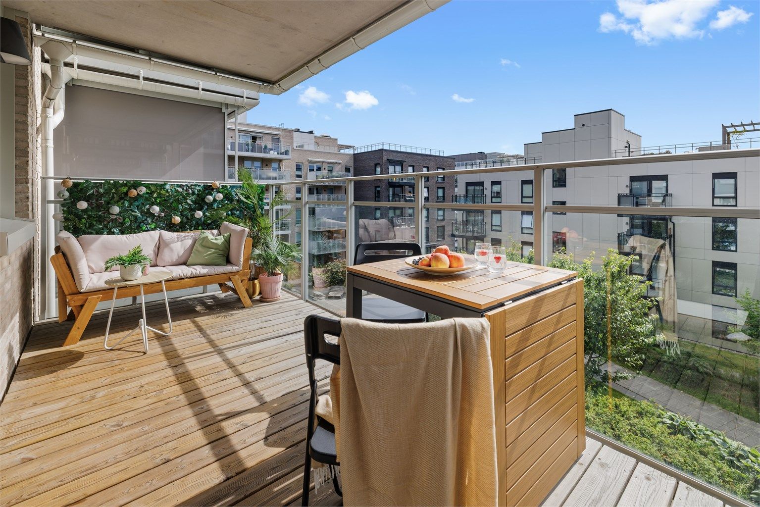 Balkongen er belagt med terrassebord og har god plass til ønsket utemøblement.