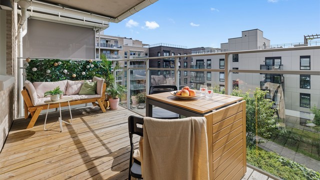 Balkongen er belagt med terrassebord og har god plass til ønsket utemøblement.