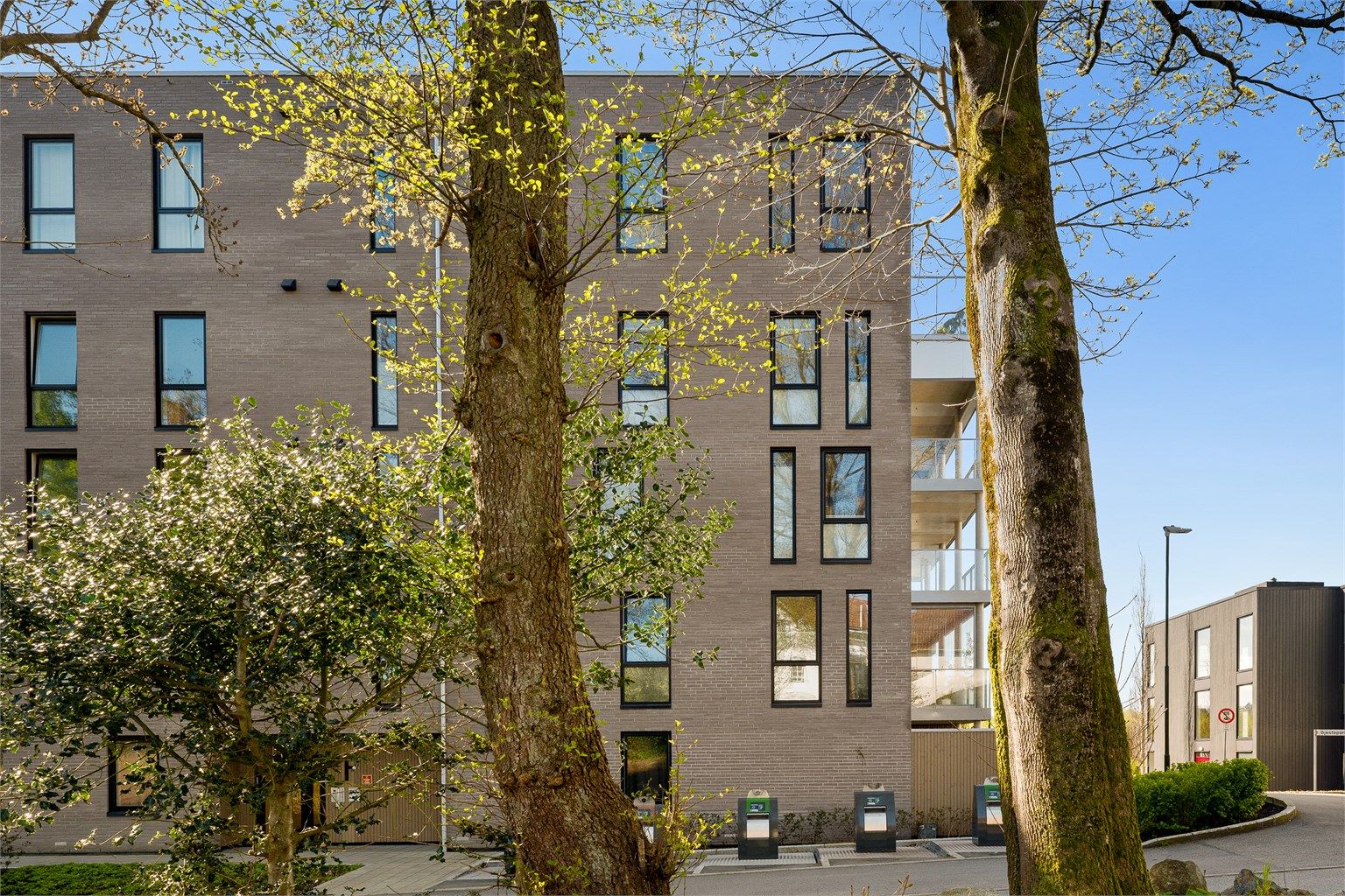 Velkommen til Ragbakken 2F - en fantastisk leilighet i nyere boligblokk med gjennomgående høy standard. 