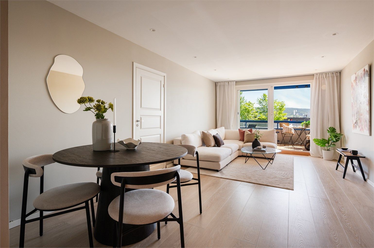 En meget lekker og lys 3-roms med attraktiv beliggenhet på Veitvet. Dette er et svært ettertraktet nabolag, perfekt for deg som ønsker nærhet til det meste.