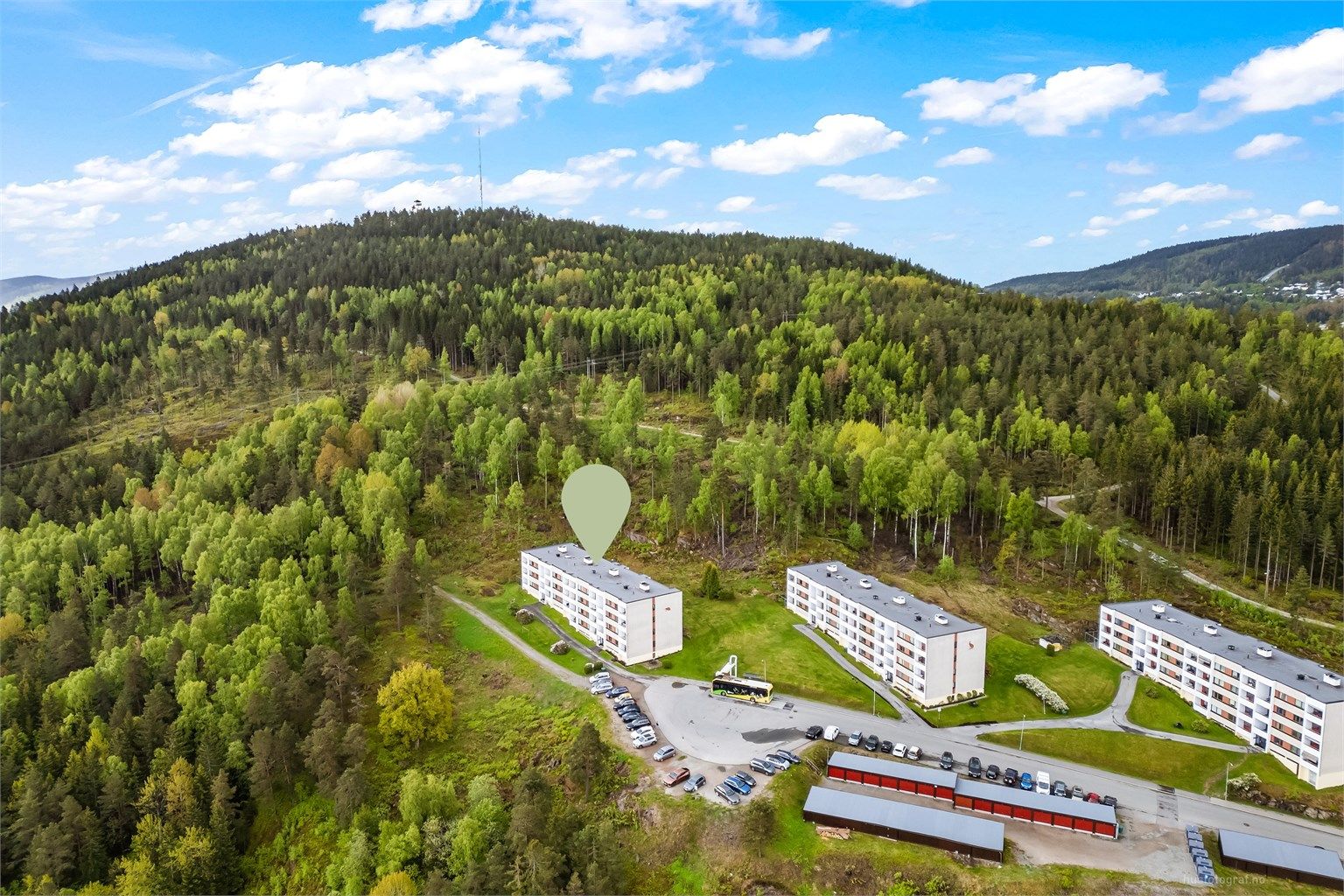 Boligblokken har en god internbeliggenhet, helt i enden av feltet. 
Foto: Knipzet AS - Emmy af Geijerstam