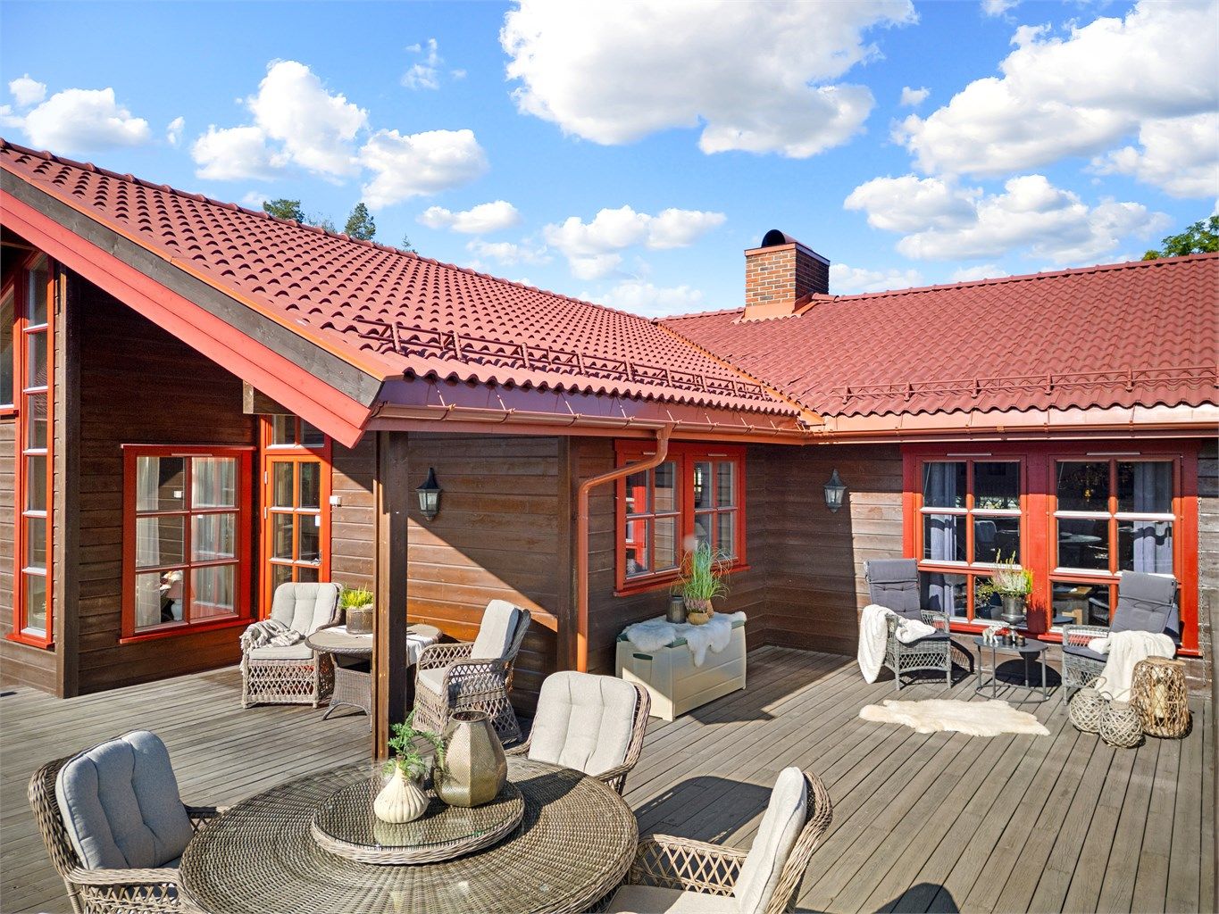 God plass til utemøbler på terrassen