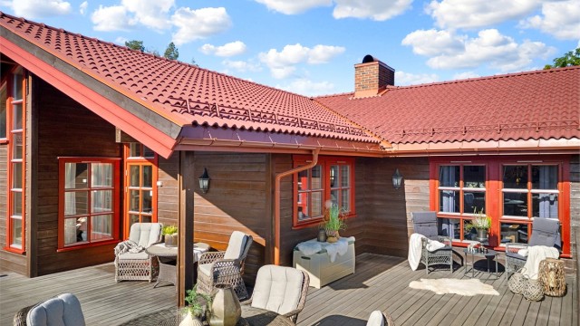 God plass til utemøbler på terrassen