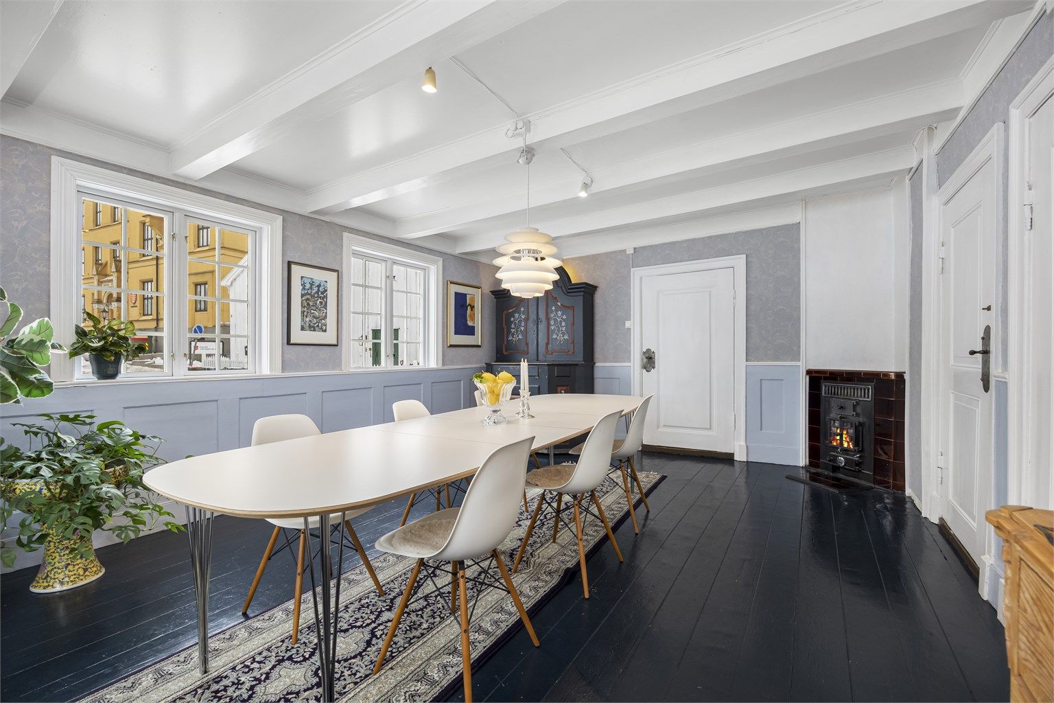 Det er eldre peisovner plassert i flere rom for en autentisk og rolig atmosfære, hygge og oppvarming. 