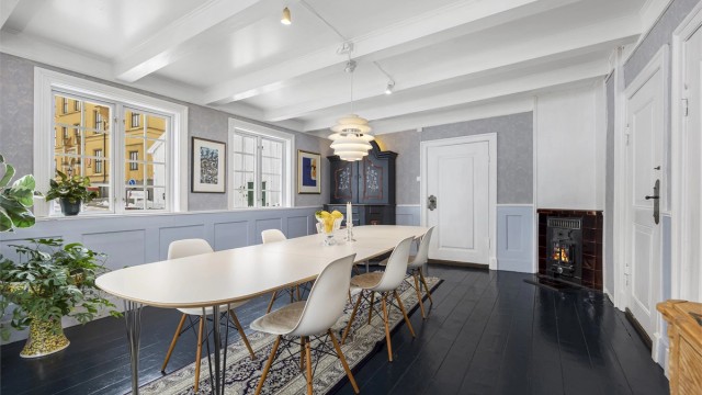 Det er eldre peisovner plassert i flere rom for en autentisk og rolig atmosfære, hygge og oppvarming.