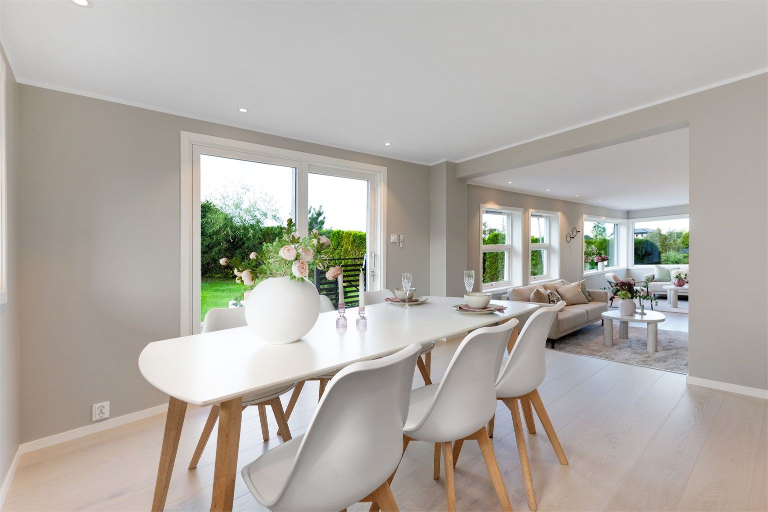 Direkte utgang fra spisestuen til en stor uteplass på 29 m².