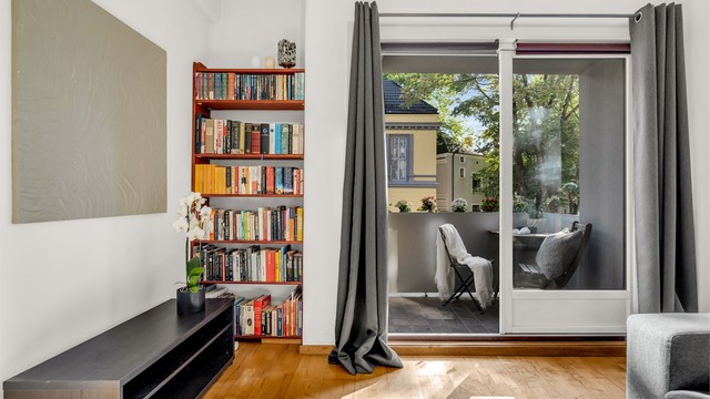 Fra stuen er det utgang til balkongen på 2 m2