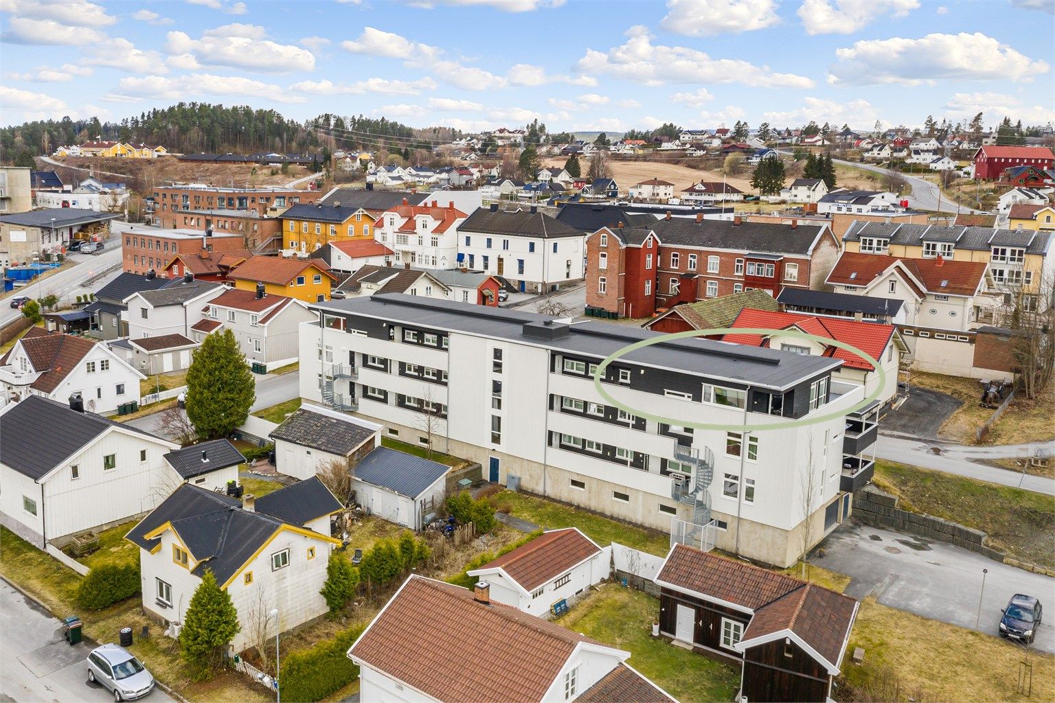 Lekker, topp-/hjørneleilighet beliggende sentralt i Vestfossen. 