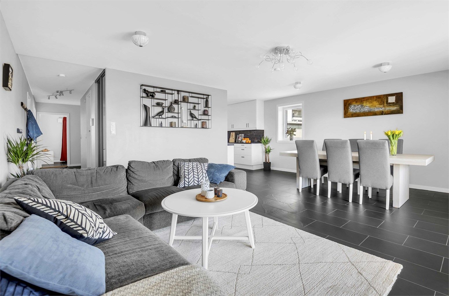 Stuen har god plass til sofa, tv-benk, skjenk etc. i tillegg til at det er god plass til en spisestuedel.