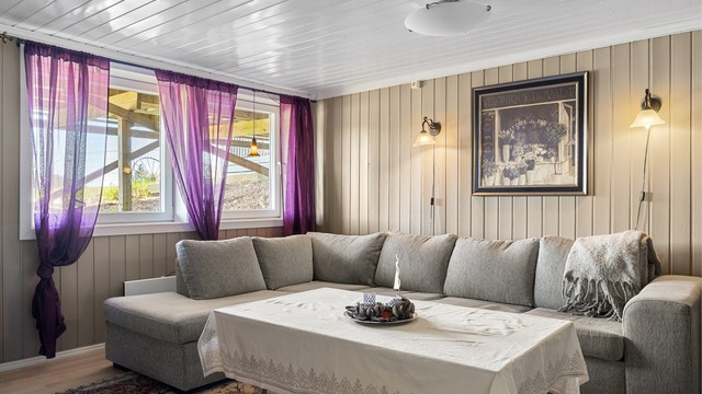 Underetasjens hybel er i dag utleid for kr. 9.000,- per måned + strøm. Leieforholdet medfølger og har 3 måneders oppsigelse.