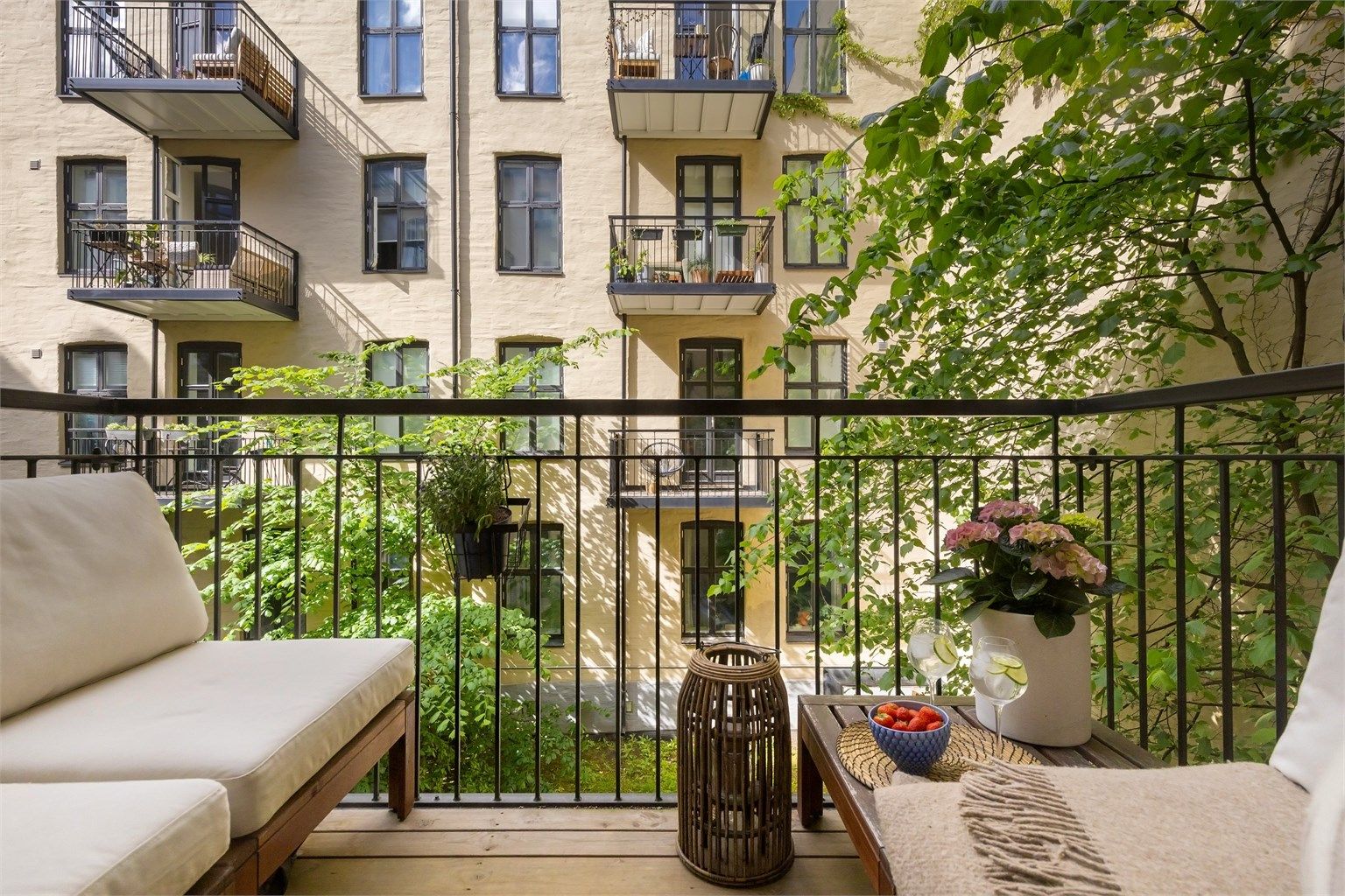 Balkongen på 3 m² er et privat uterom med utsikt over den grønne bakgården.