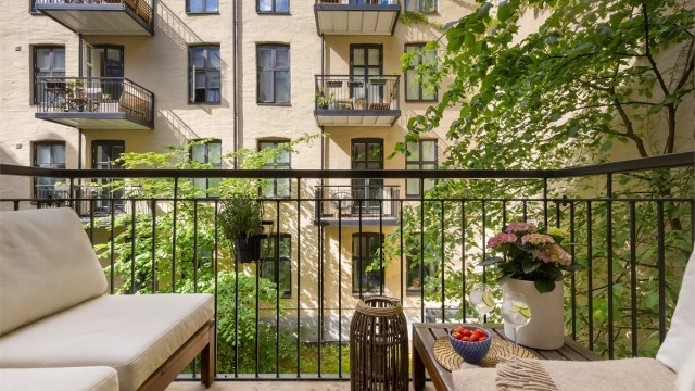 Balkongen på 3 m² er et privat uterom med utsikt over den grønne bakgården.