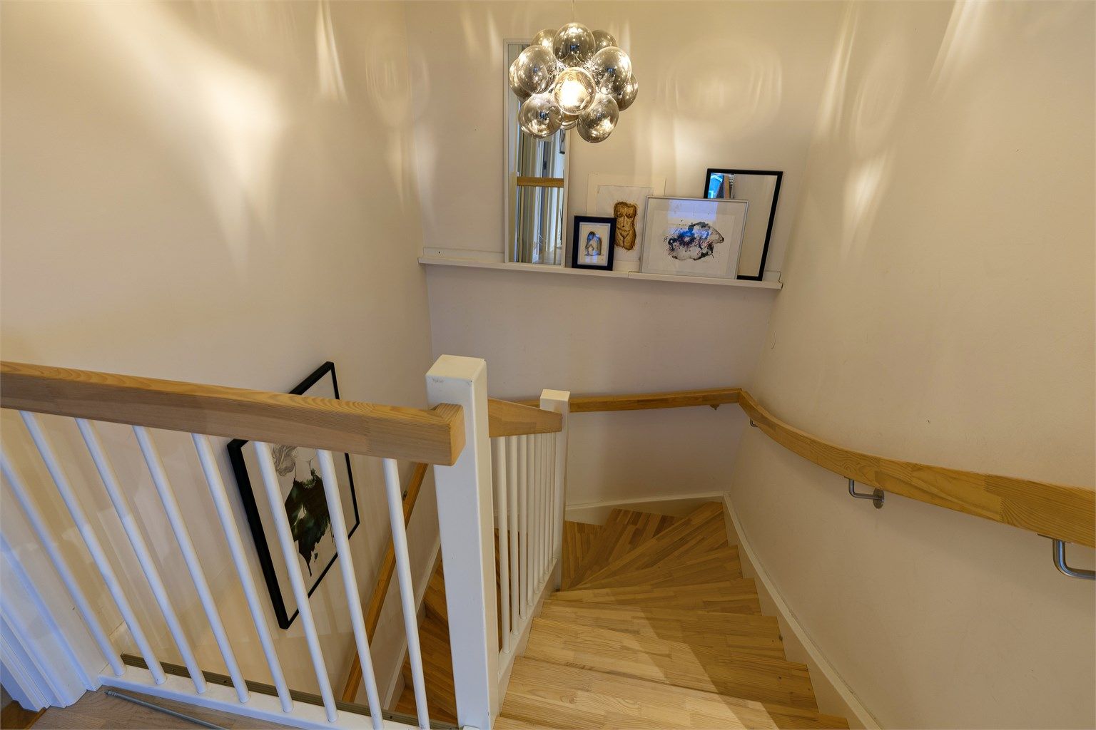 Trappegangen har en eksklusiv takpendel-lampe.