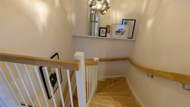 Trappegangen har en eksklusiv takpendel-lampe.