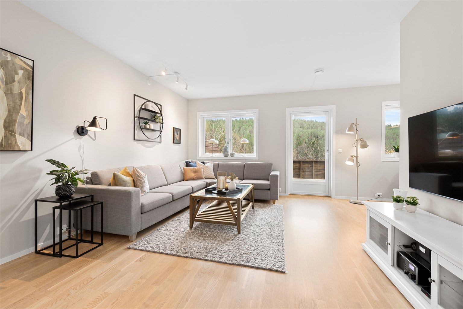 Leiligheten disponerer egen garasje og har en sydvestvendt terrasse med flott utsikt og solforhold