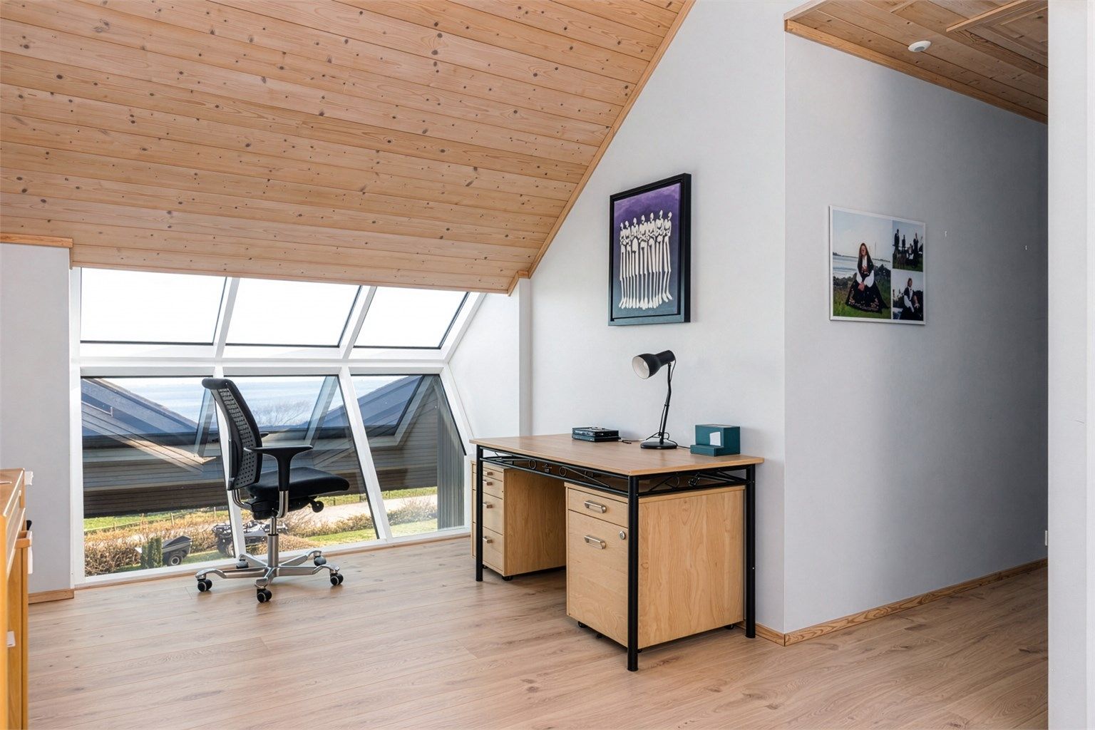 Bildet er redigert ved hjelp av AI.
Loftstue med plass til f.eks. en TV-krok eller kontorplass.