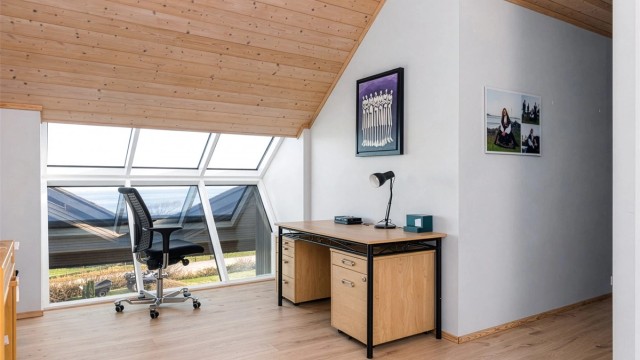 Bildet er redigert ved hjelp av AI.
Loftstue med plass til f.eks. en TV-krok eller kontorplass.