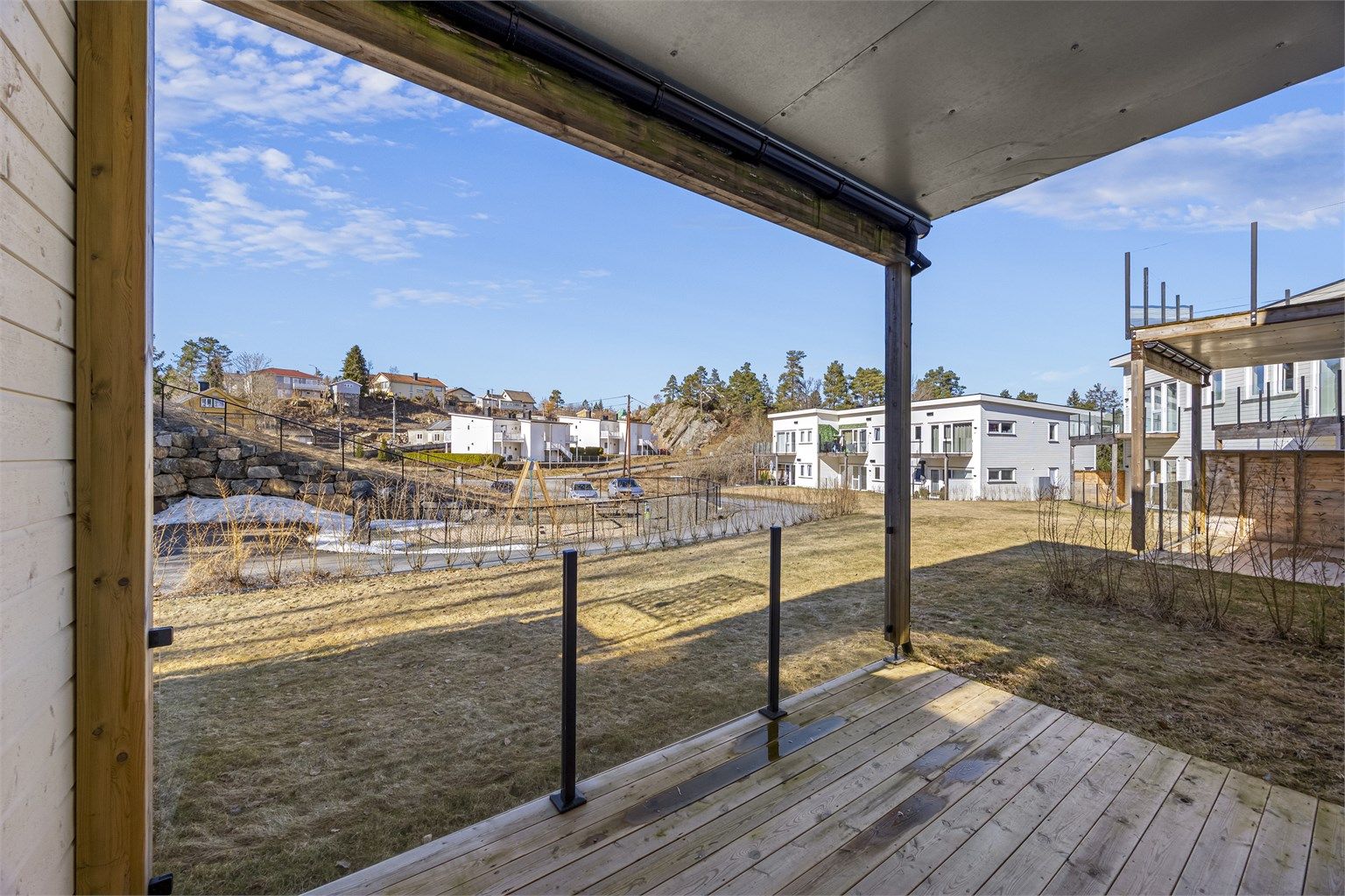 Det er flotte turstier ned bakken fra parkeringsplassen, og ca. 5 min til byen i bil (ca. 2 km).